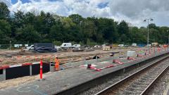 Sådan så det ud for bare få måneder siden i maj 2025, hvor skinner, sveller og ballast var fjernet i spor 4-7, og hele området var gravet op. Det store anlægsarbejde med at opbygge nye spor og perroner var i sin spæde start.