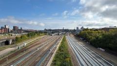 Sporarbejdet i spor 40 og 50, som er de to spor, der fordeler togtrafikken til spor 4-8, er også nået langt. Der mangler stadig en vigtig milepæl i at få etableret de sporskifter før stationsområdet, der skal koble sporene sammen.