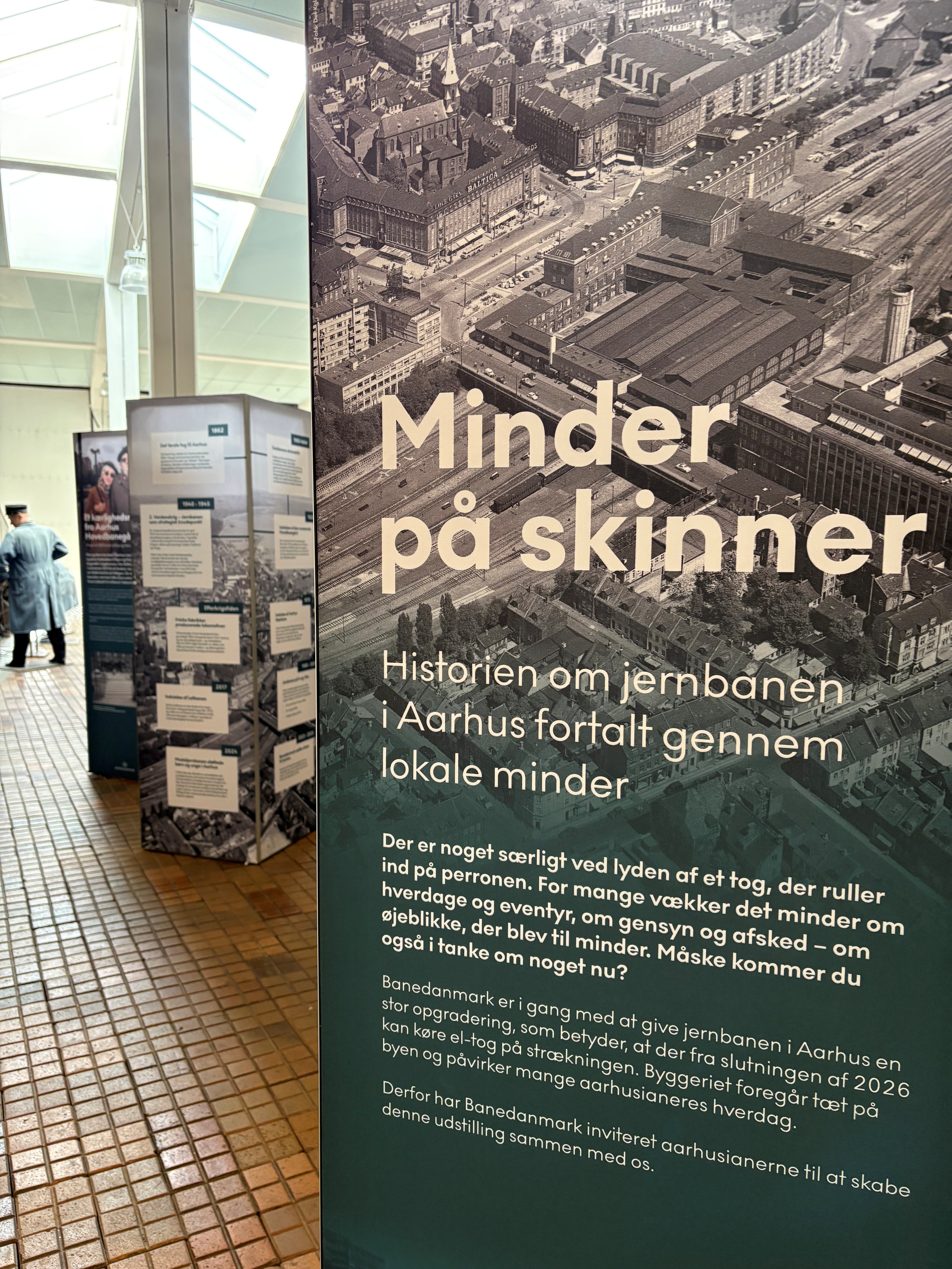 Vandreudstillingen "Minder på skinner"