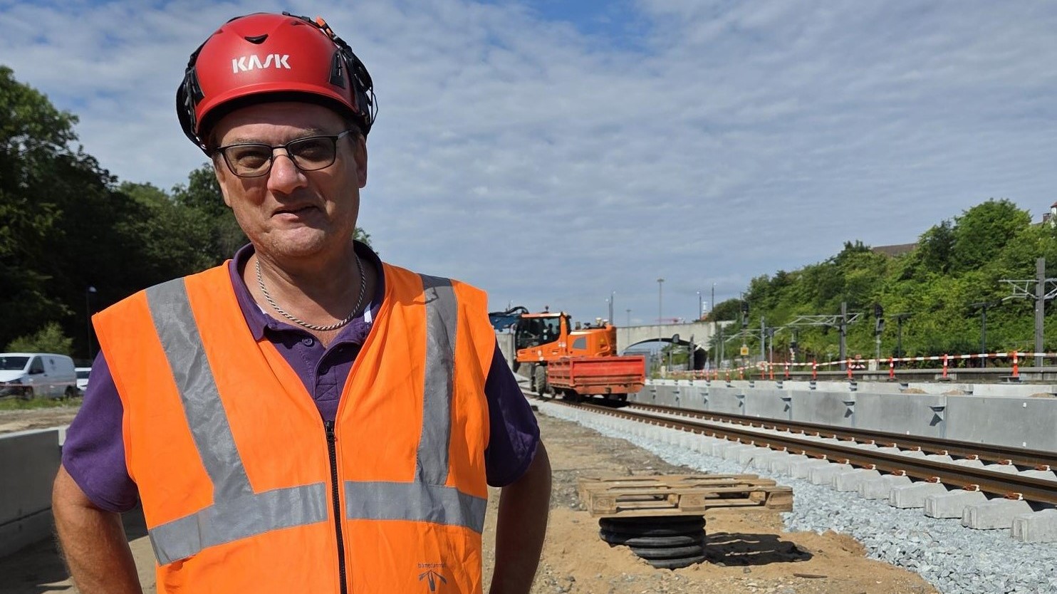 Jan Rudebeck, byggechef på Aarhus H-projektet foran sporene på Aarhus H