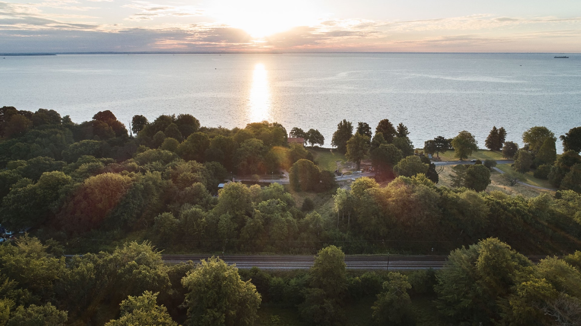 Banen i det grønne op til havet