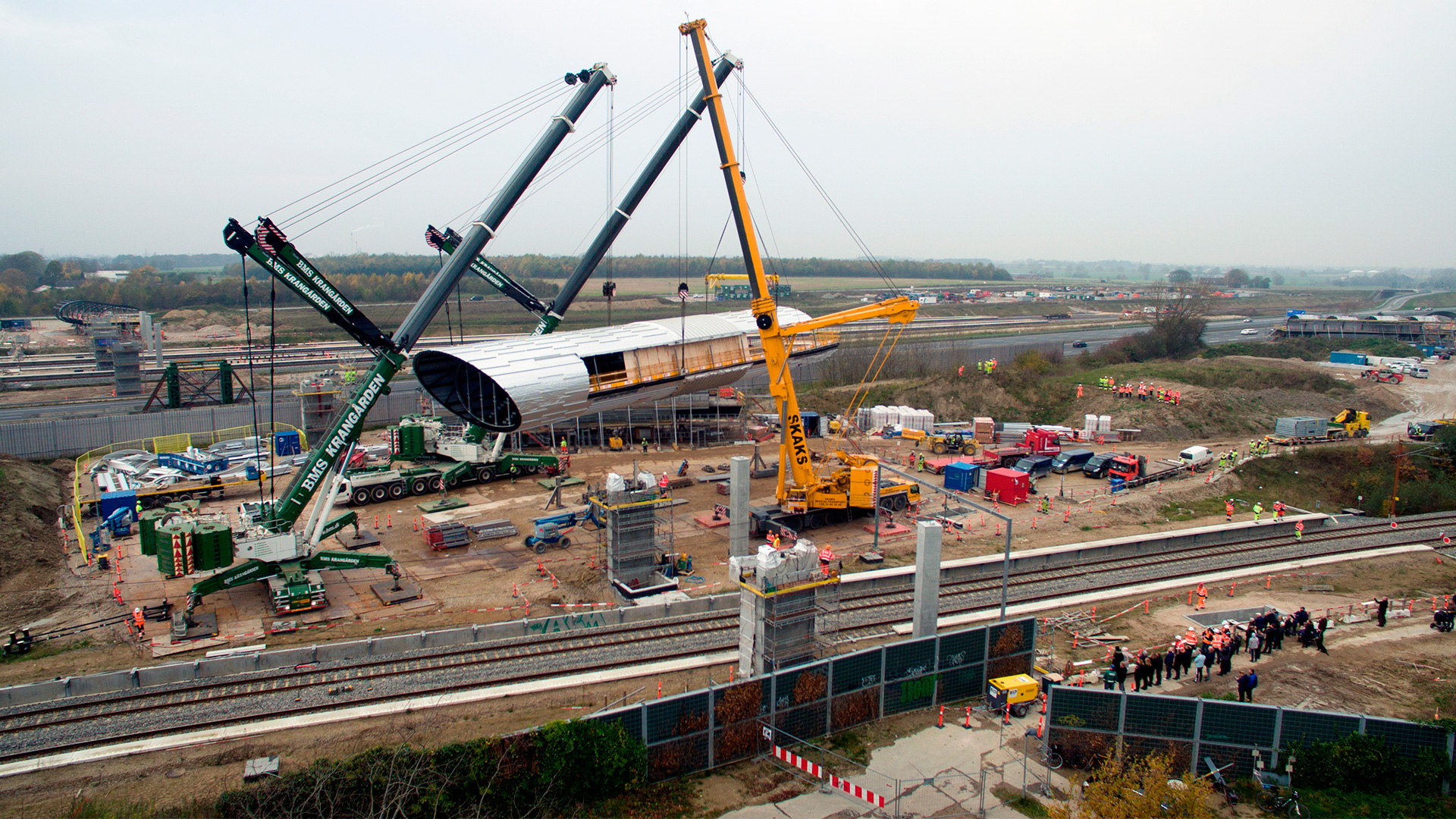 Det første broelement på gangbroen, der forbinder S-banen med fjernbanen på Køge Nord Station, blev hejst på plads den 4. november 2017.