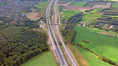 Den nye bane passerer Køge Å langs med Vestmotorvejen.