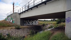 Den nye bane krydser over Vejleå på en lille jernbanebro i Ishøj. 