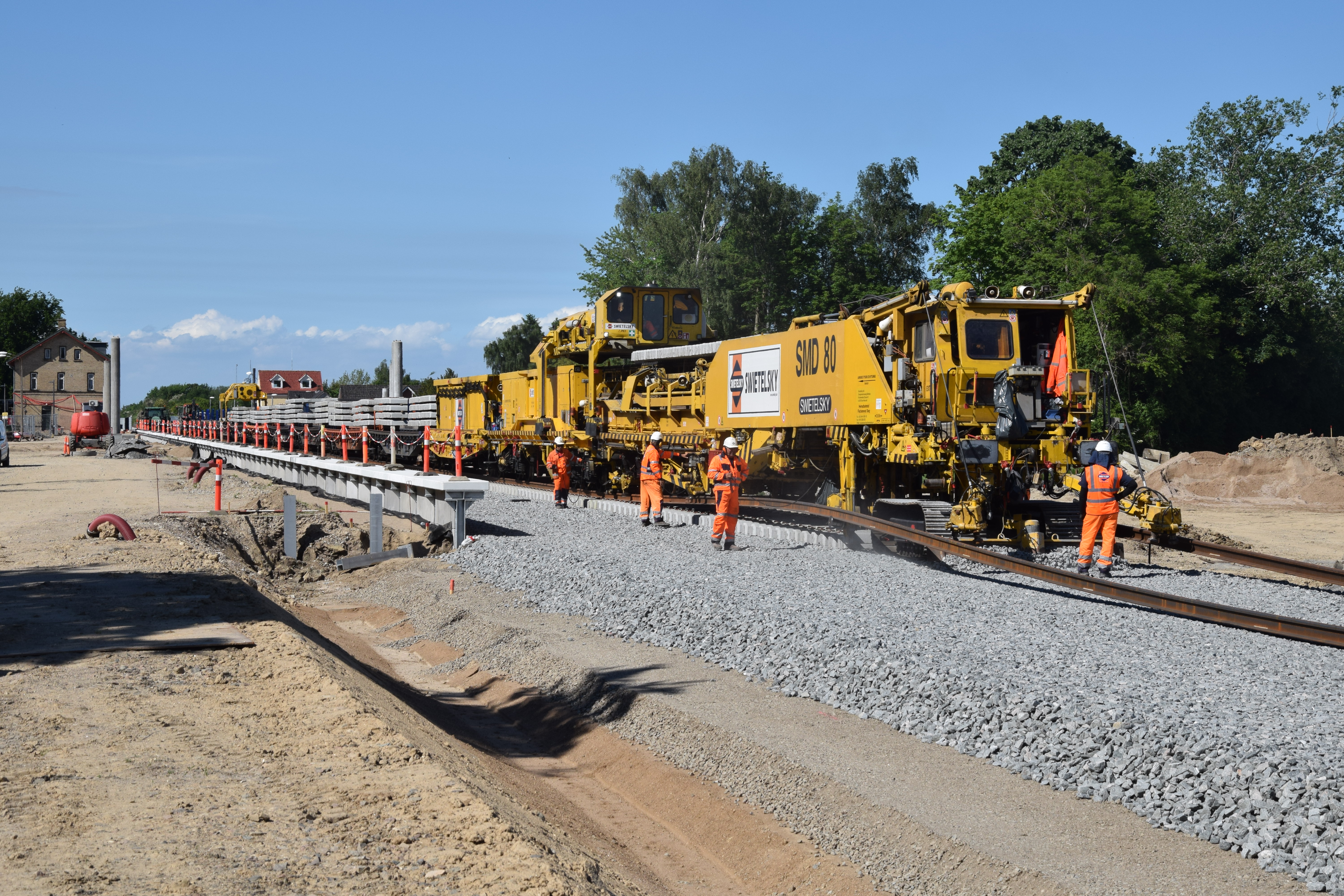 Sporlæggermaskine lægger nye spor ved Nørre Alslev Station juni 2021