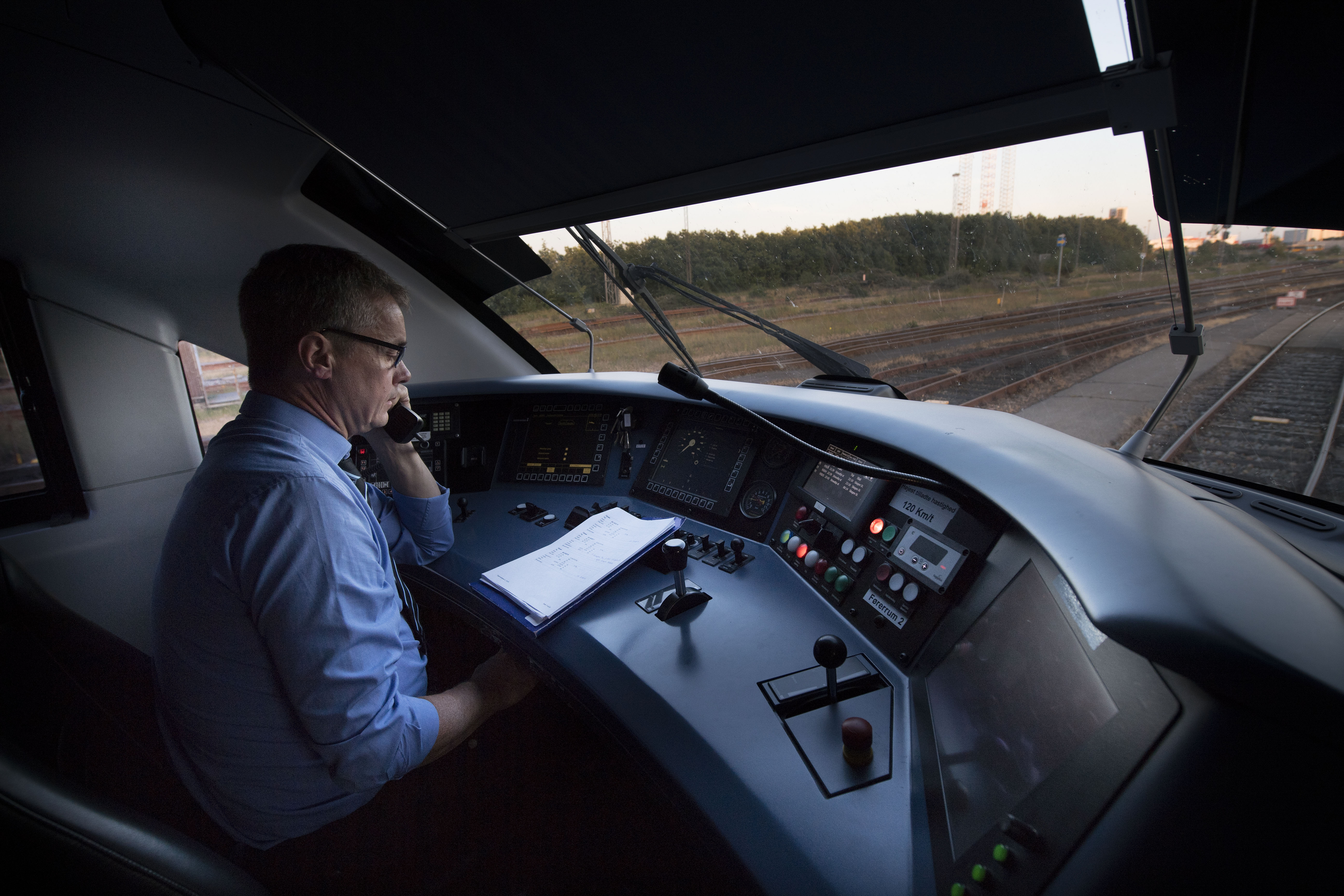 togfører i førerhuset