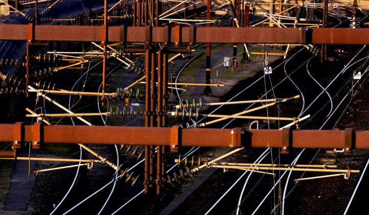 Der er omkring 25.000 volt på køreledningerne, og når spændingen er så høj, kan der springe en lysbue ud fra køreledningerne.