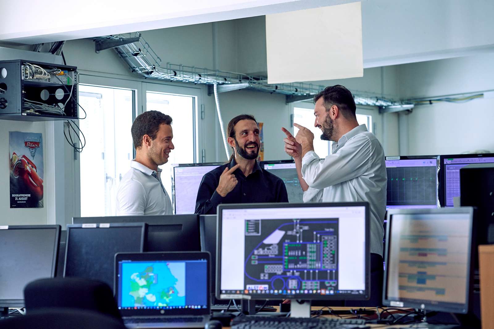Tre kolleger i computerrum