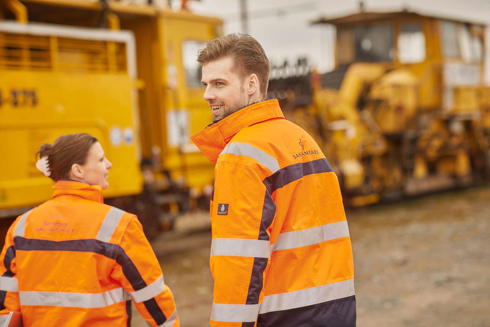 Smilende ingeniør på job