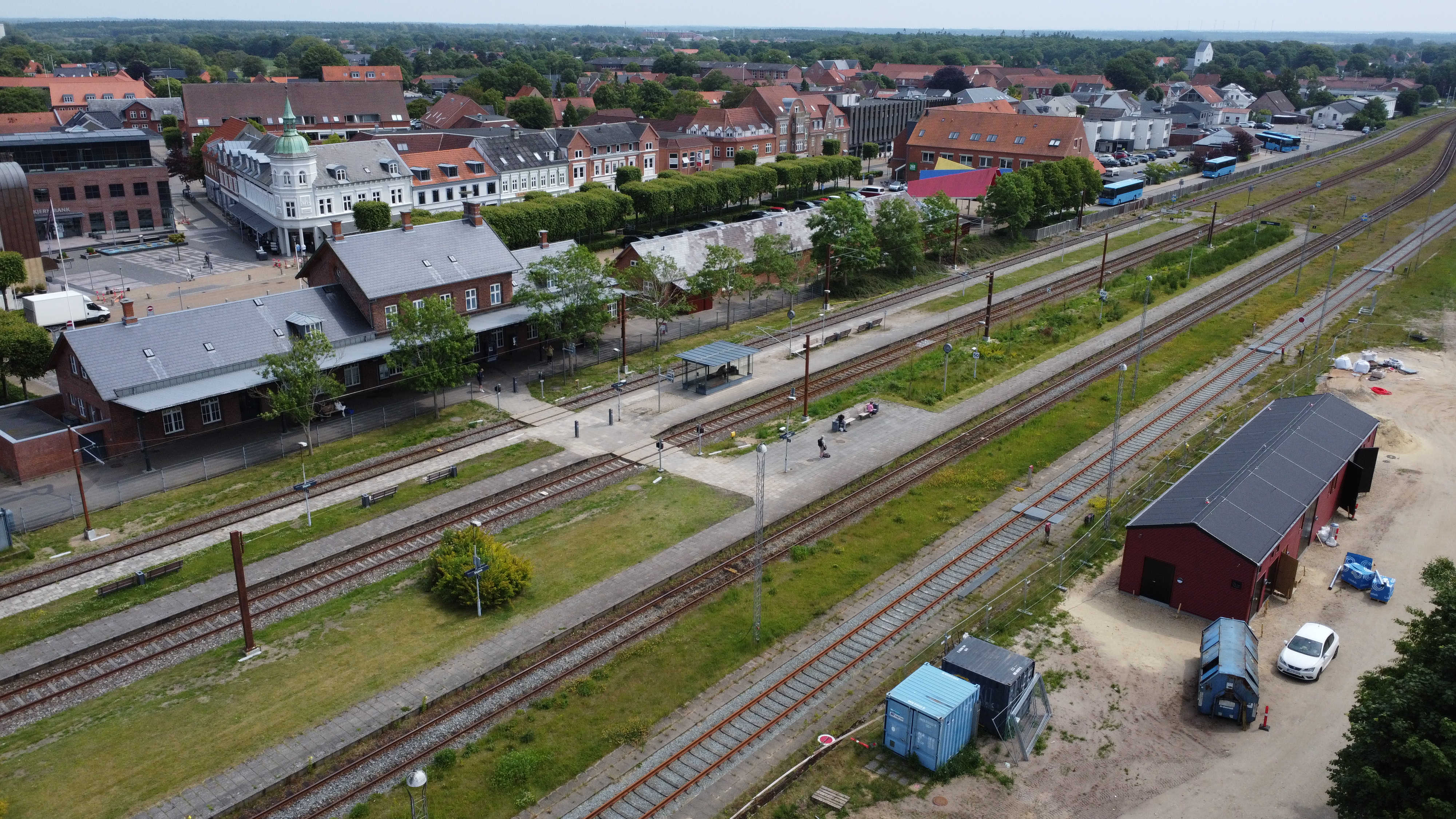 Skjern og Holstebro Stationer får nye ladeanlæg til batteritog. 