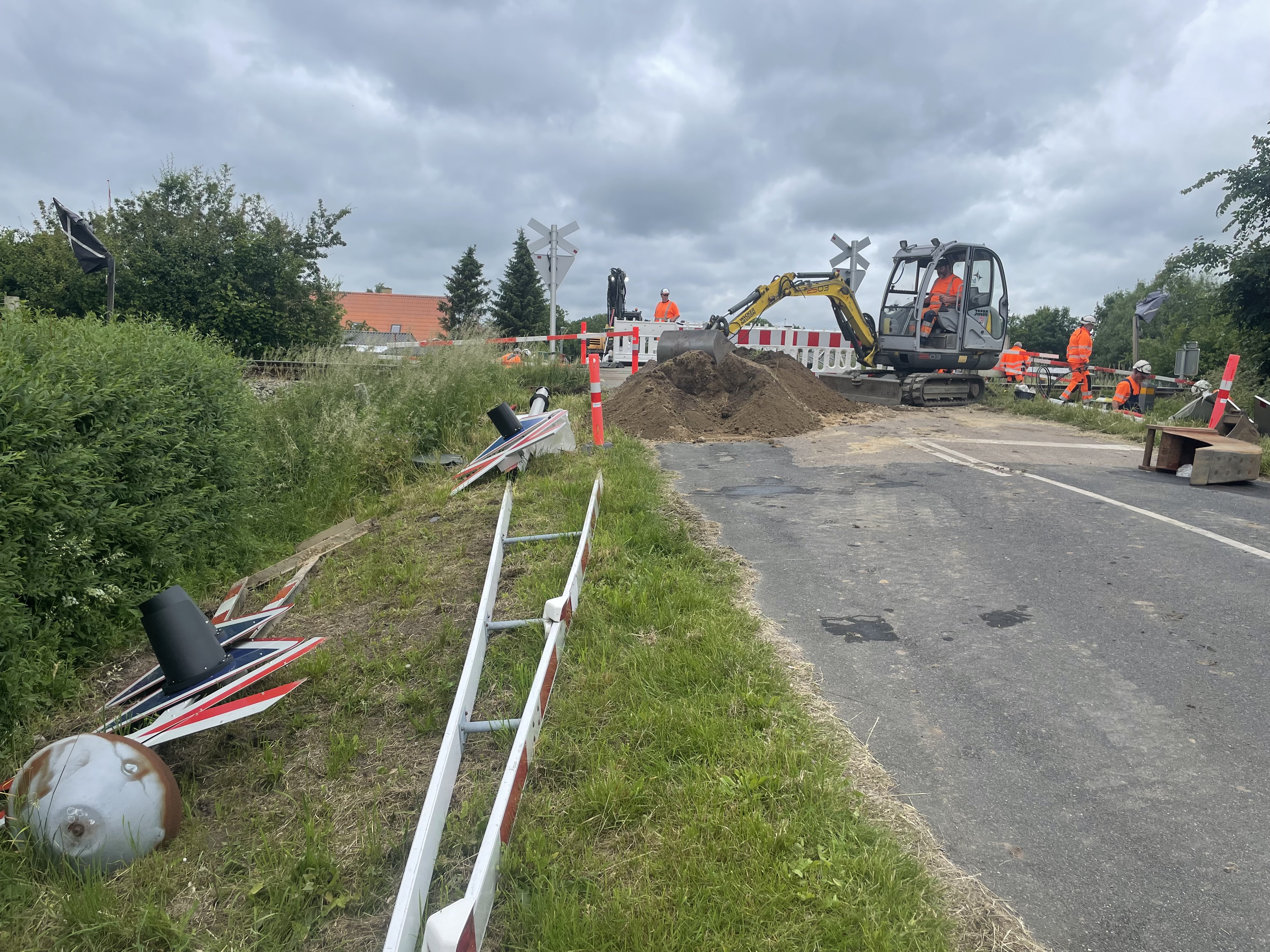 En overkørsel i Knabstrup får nye bomme og varslingsanlæg som forberedelse til udrulning af nyt signalsystem.