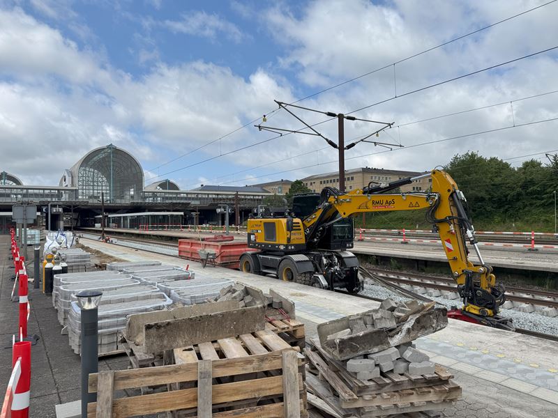 Gult arbejdskøretøj i sporet på Høje Taastrup Station