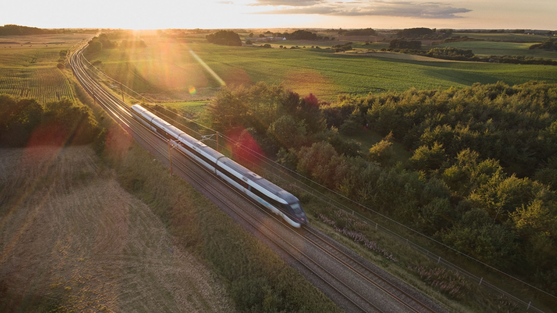 Tog i naturen med solnedgang