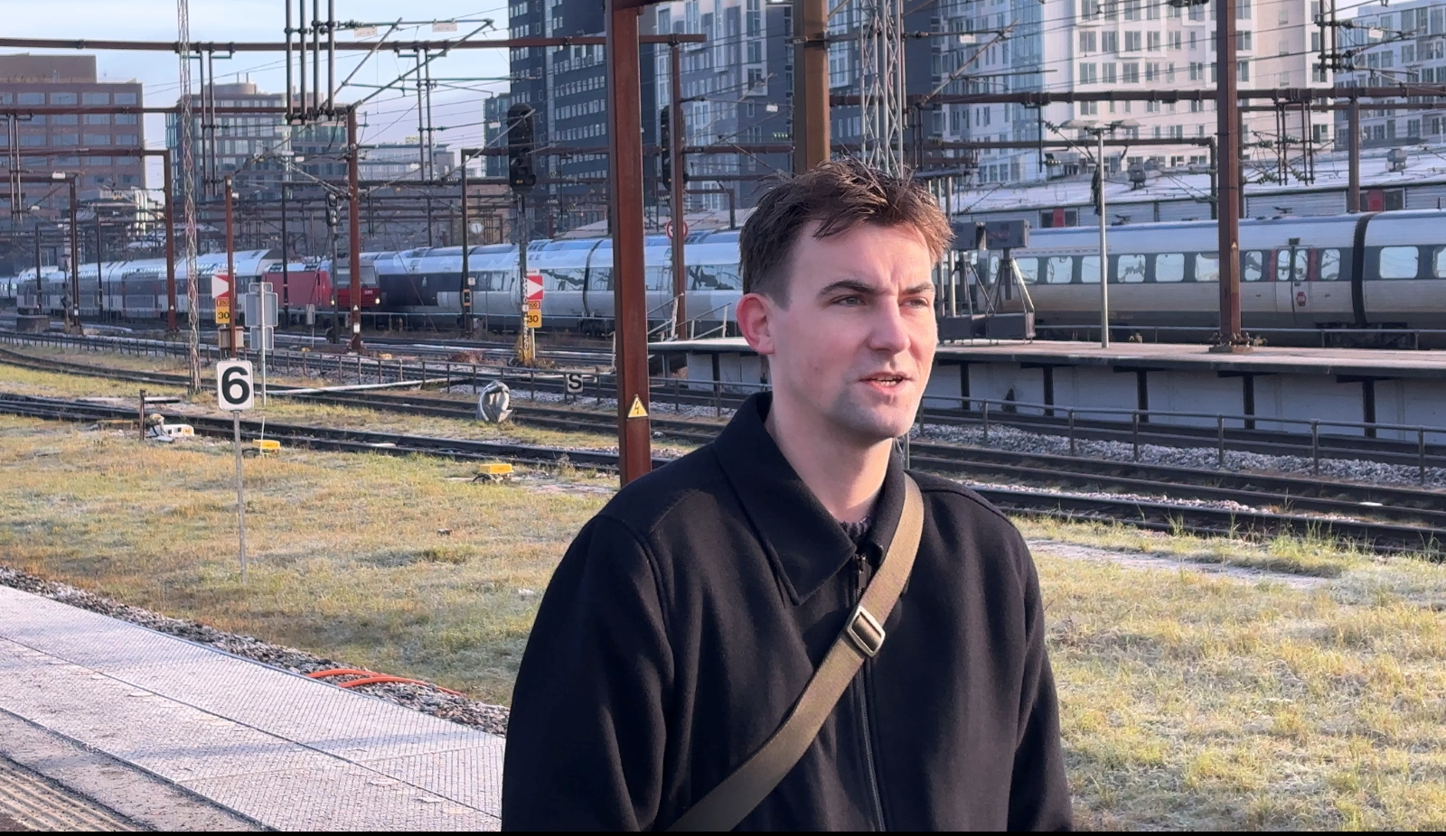 Kontorelev Laurids på perron